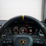 Urus_Steering_Wheel_1x1_web_CT_Carbon_150126_01.jpg