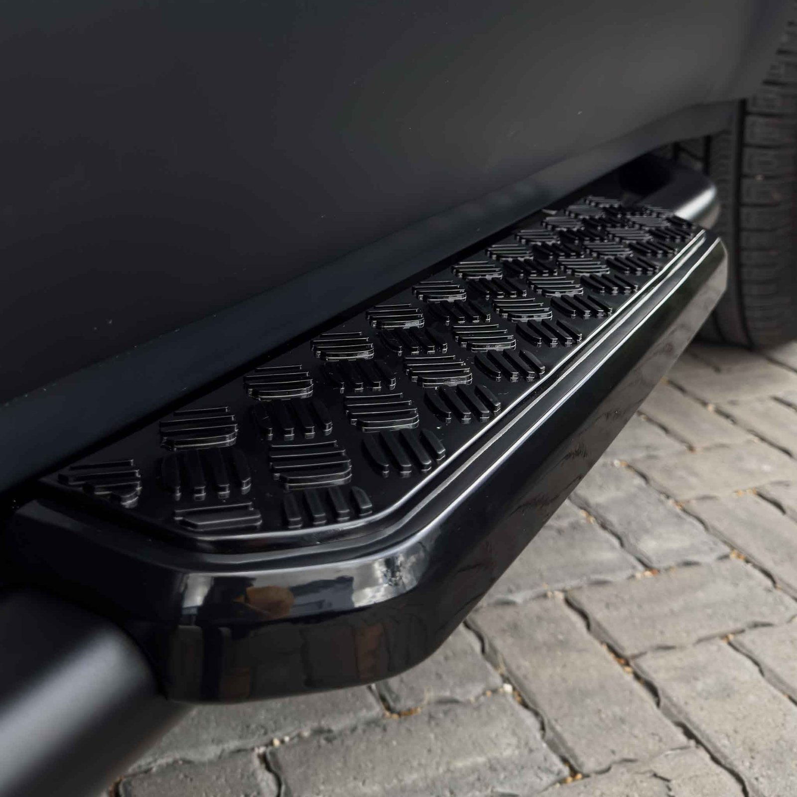 LAND-ROVER-DEFENDER-L663-110-SIDE-STEPS-3_40a7afc1-d134-4470-9d48-30b5215cb44f.jpg