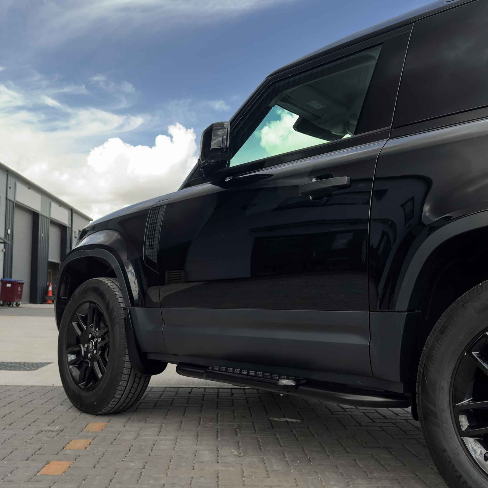 LAND-ROVER-DEFENDER-L663-110-SIDE-STEPS-4_21205868-9b87-450a-8081-e4af5dcdf38c.jpg