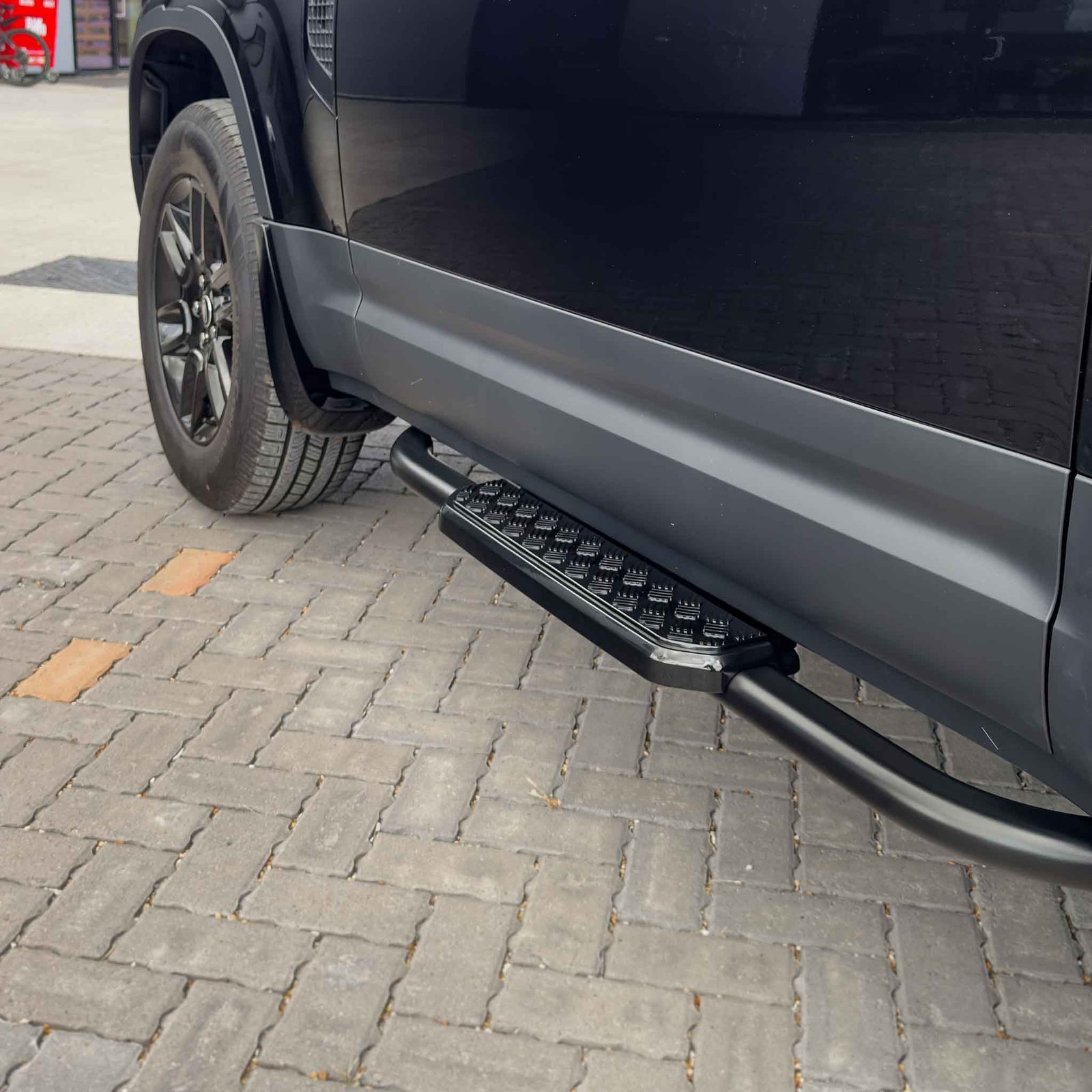 LAND-ROVER-DEFENDER-L663-110-SIDE-STEPS-5_12a667aa-d220-4f67-9635-d1941829e70c.jpg