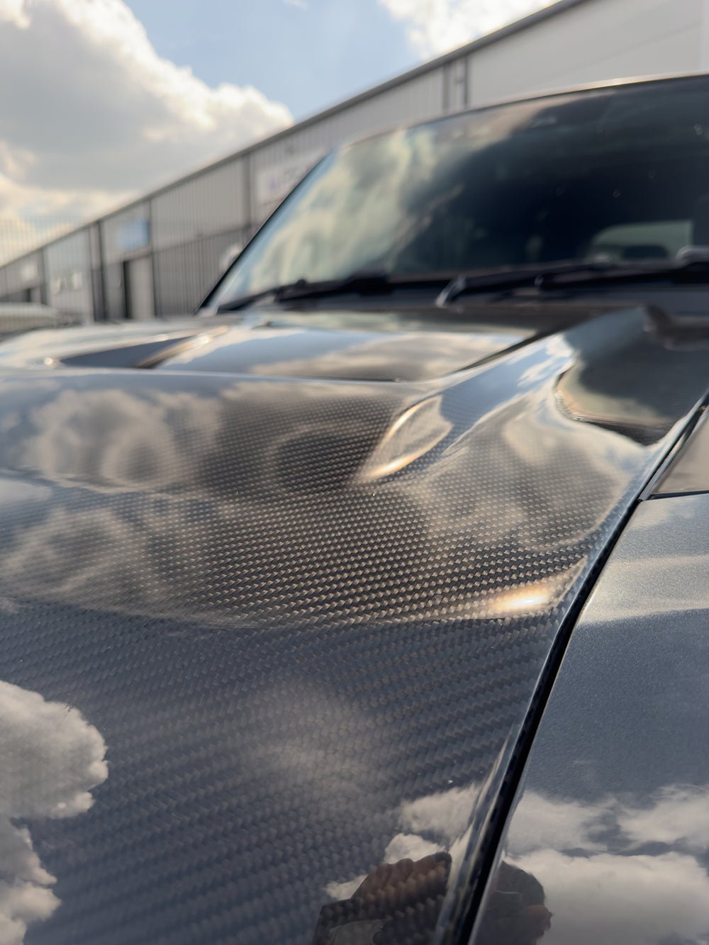 LAND-ROVER-DEFENDER-L663-90110130-CARBON-FIBRE-SV-STYLE-HOODBONNET-8.jpg