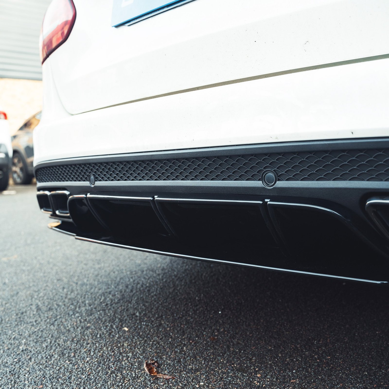 MERCEDES-C-CLASS-SALOONESTATE-W205-GLOSS-BLACK-DIFFUSER-BLACK-TIPS-7.jpg